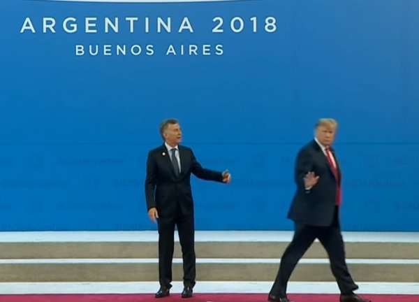 Выходка Трампа во время совместного фото шокировала президента Аргентины (ВИДЕО)