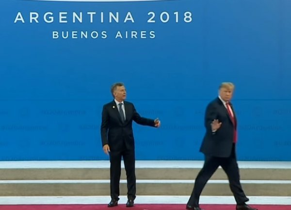 Выходка Трампа во время совместного фото шокировала президента Аргентины (ВИДЕО)