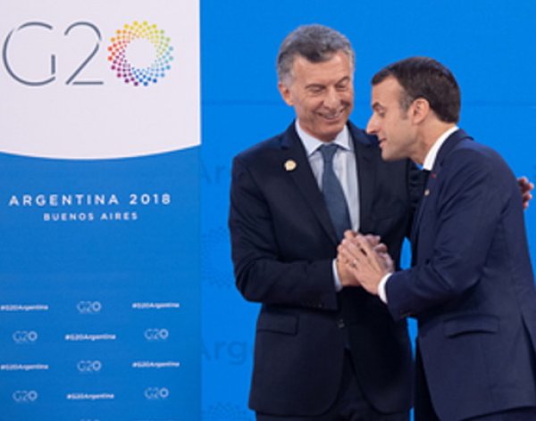 "Особенности французского поцелуя": любвеобильный Макрон на G20 унизил Мэй (ВИДЕО)