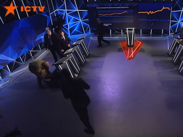 Украинский омбудсмен упала в обморок во время речи Порошенко в прямом эфире