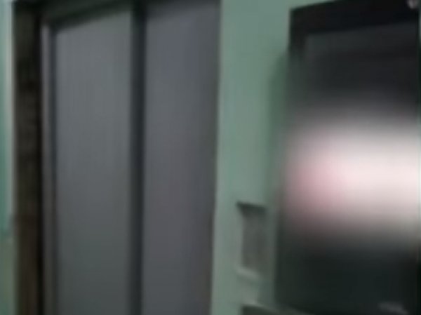 В Москве рекламные экраны в жилом доме шесть часов крутили порно