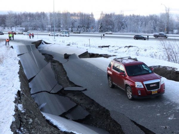 Момент страшного землетрясения на Аляске попал на видео