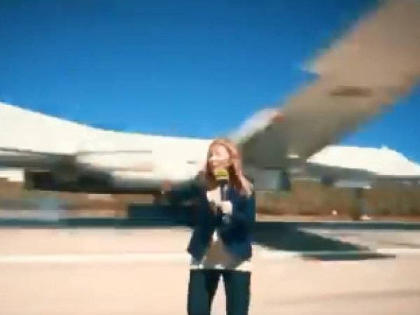 "Безбашенной" журналистке RT едва не снесло голову на камеру приземлившимся Ту-160 (ВИДЕО)