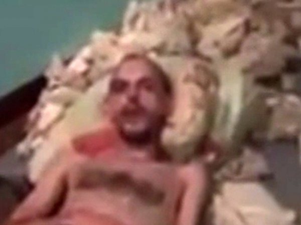 Видео из больницы на Урале потрясло Сеть: мужчину после трепанации оставили в куче тряпок в коридоре