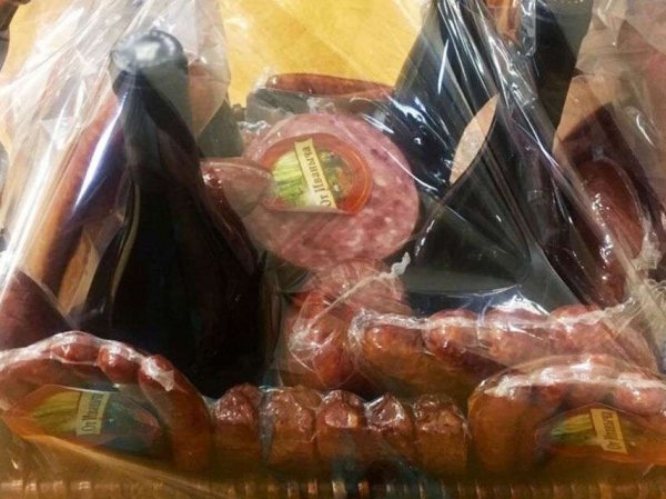 СМИ: российские чиновники получили "корзинки с колбаской" от Сечина