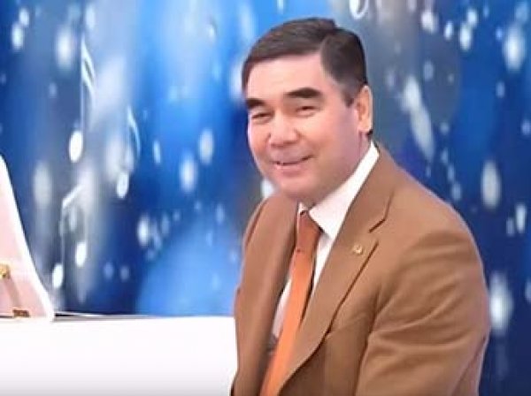 Глава Туркмении с внуком спел новогоднюю песню на трех языках: видео взорвало Сеть