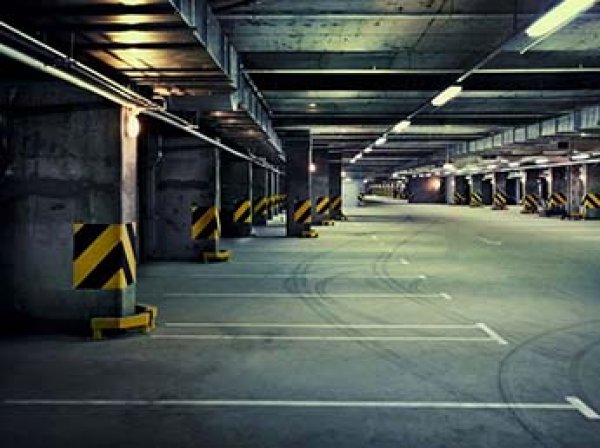 На подземной парковке в Москве насмерть задохнулись двое мужчин