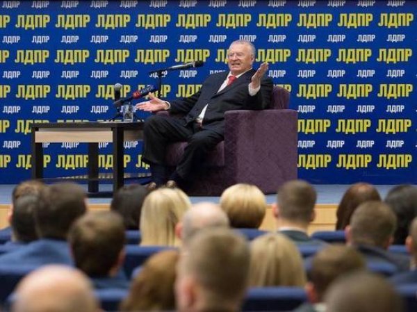 "Лукашенко сидит на двух стульях": Жириновский уверен, что белорусы поддержат вхождение страны в состав РФ