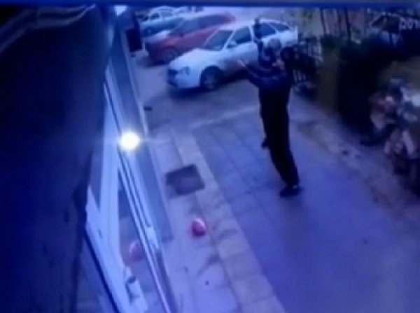 В Махачкале случайные прохожие спасли выпавшую из окна девочку