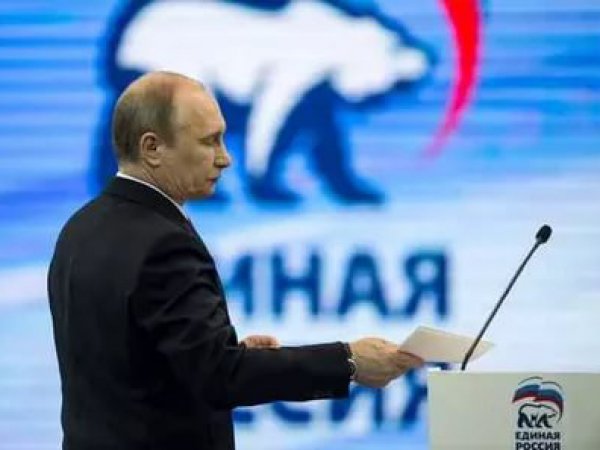 СМИ: на съезде "Единой России" охранников Путина замаскировали под телеоператоров