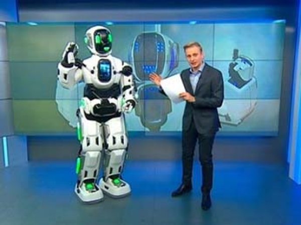 Танцующего робота Бориса привели на «Россию 24» - он  оказался человеком Алешей