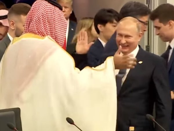 В США посмеялись над Путиным, "давшего краба" саудовскому принцу (ВИДЕО)
