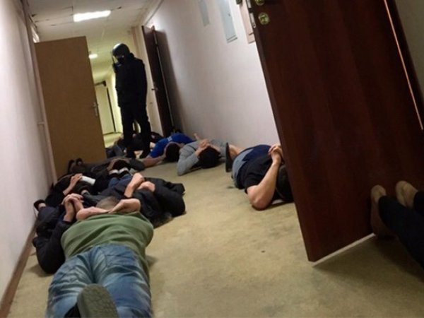 СМИ: в ходе рейда в общежитии московского вуза силовики задержали 400 человек