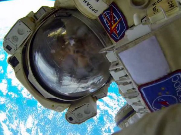 Российские космонавты в открытом космосе нашли злосчастную дырку в "Союзе МС-09" (ВИДЕО)