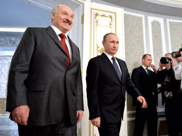 Странному поведению Путина на встрече с Лукашенко нашли объяснение в Сети (ВИДЕО)
