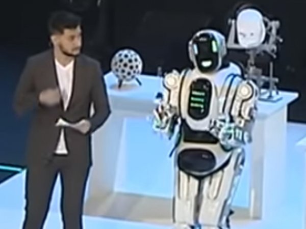 На "форуме Путина" человека в костюме робота выдали за "самого современного" андроида (ВИДЕО)