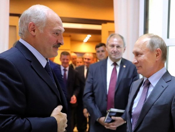 Лукашенко провел тайное совещание из-за "давления России"