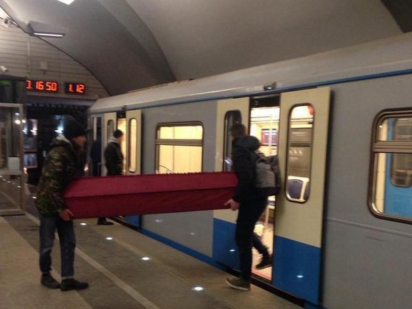 В московском метро двое мужчин провезли гроб (ВИДЕО)