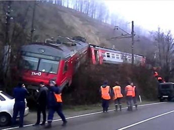 На Кубани электричка сошла с рельсов: в Сети появилось видео с места инцидента