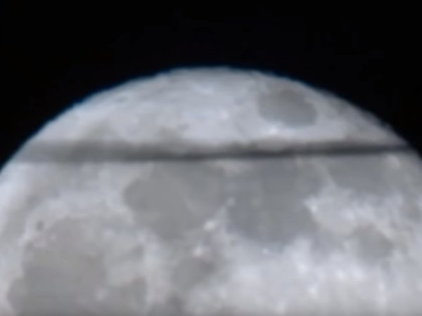 Гигантскую черную полосу на Луне связали с Нибиру и концом света 1 января (ВИДЕО)