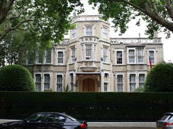 Хакеры "жестко взломали" сайт посольства России в Лондоне
