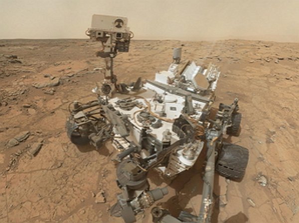 Названа версия появления на фото загадочного блестящего предмета на Марсе, снятого Curiosity