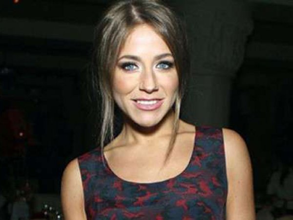 Экс-жену Аршавина бесцеремонно облапал за грудь ведущий "Первого канала" (ФОТО)