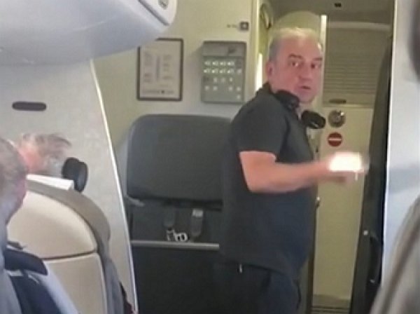 Вокалист «Чайф» устроил скандал на борту самолета