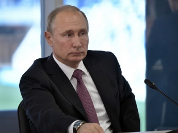 Путин ввел запрет на уличные табло с курсами валют