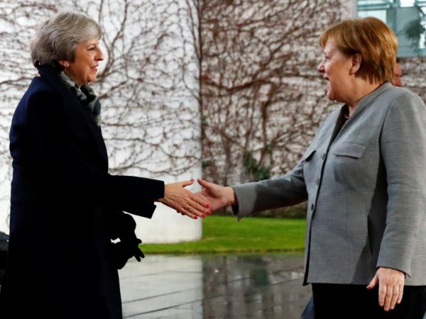 "Это знак": конфуз с Терезой Мей во время встречи с Ангелой Меркель попал на видео