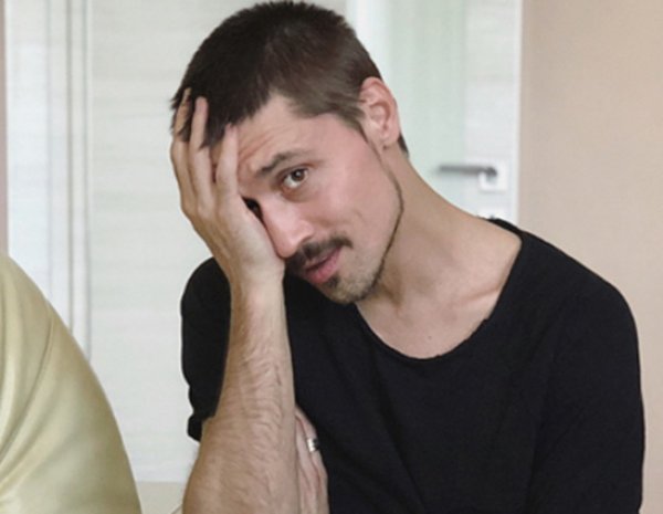 СМИ: Диму Билана и Митю Фомина застукали обнимающимися в закрытом гей-клубе (ФОТО)