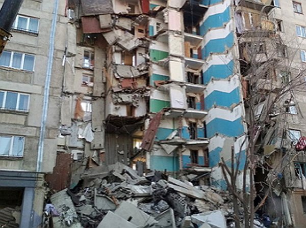 Момент взрыва дома в Магнитогорске попал на видео: число жертв увеличивается