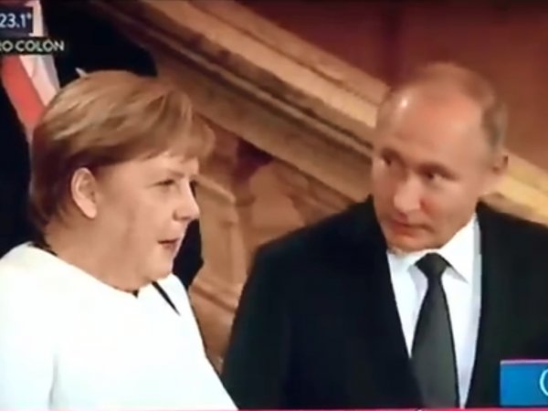 "Чудом спаслась": в Сети обсуждают видео общения Меркель с Путиным и "пять" с саудовским принцем