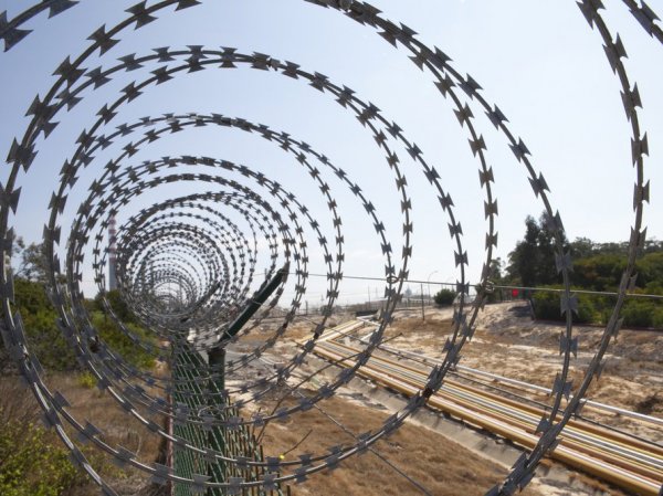 Крым отгородился от Украины 60-километровым забором (ФОТО)