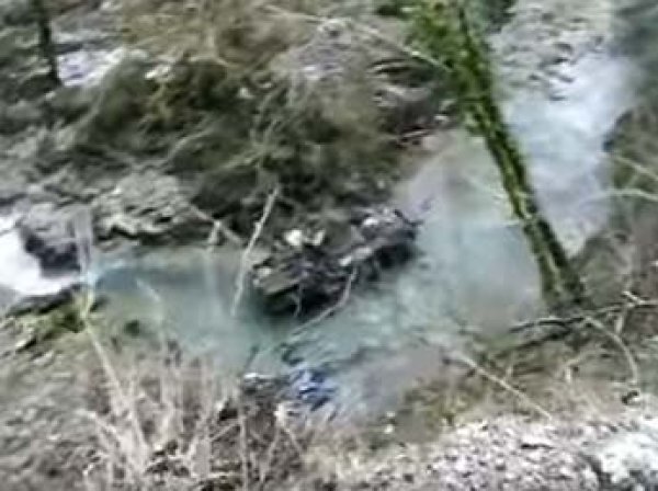 Трое российских военных насмерть разбились в горах Абхазии: в Сети появилось видео с места падения БТР в ущелье