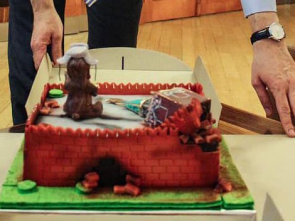 "Это уже диагноз": торт в виде руин Кремля на дне рождения украинского чиновника вызвал скандал
