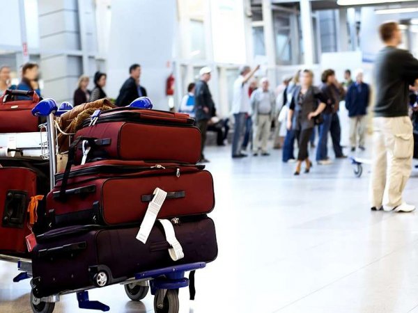 В Казахстане пассажиры аэропорта пытались сдать в багаж человека