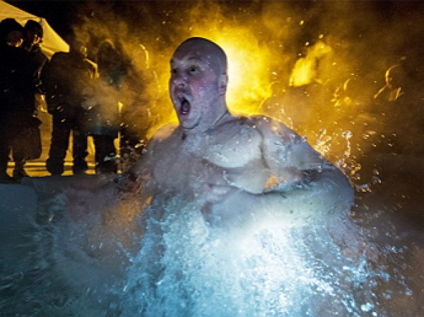 "Сто рублей за веру!": крещенские купания возмутили россиян