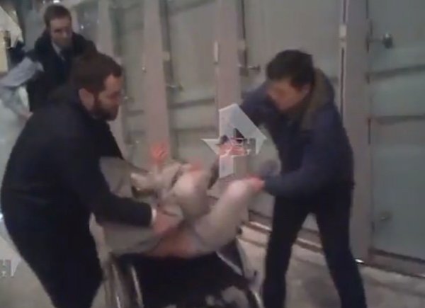 Настю Рыбку насильно увезли в инвалидной коляске: видео задержания в Шереметьево появилось в Сети