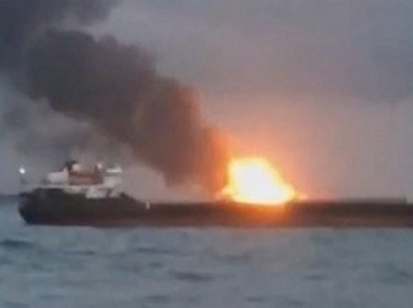 В Керченском проливе произошел взрыв: горят два судна, есть жертвы