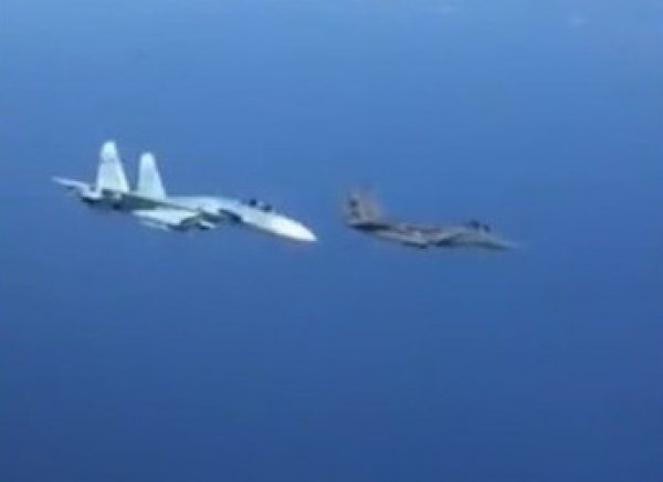 Видео, как российский Су-27 жестко отогнал истребитель НАТО, вызвало фурор в Сети