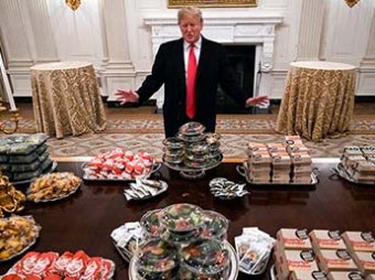 Брошенный обслугой Трамп сам устроил для футболистов ужин в Белом доме с мусорной едой
