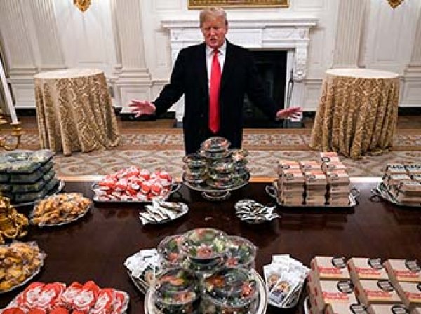 Брошенный обслугой Трамп сам устроил для футболистов ужин в Белом доме с "мусорной едой"