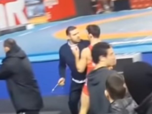 Глава Федерации борьбы Грузии избил спортсмена железной цепью: опубликовано видео