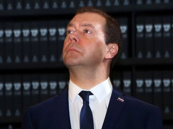 СМИ: Медведев сломал руку, упав на лестнице «Президент-Отеля»