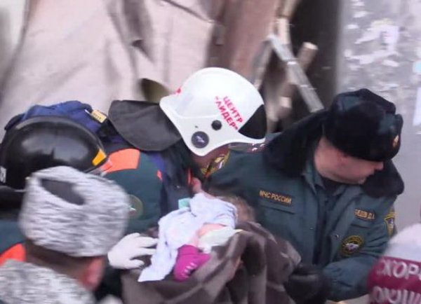 Под завалами в Магнитогорске нашли живого младенца, пролежавшего сутки на морозе в минус 30 (ВИДЕО)