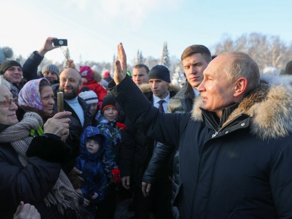 Путин оттолкнул охранника, чтобы пообщаться с петербуржцами (ВИДЕО)