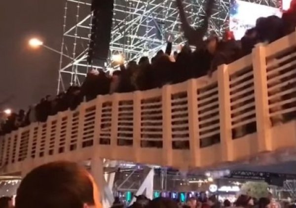 Обрушение моста с людьми в Парке Горького попало на видео: 13 пострадавших