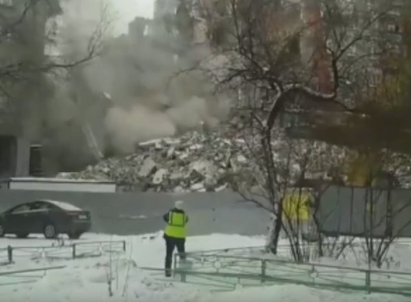 Снос стены взорванного дома в Магнитогорске засняли на видео