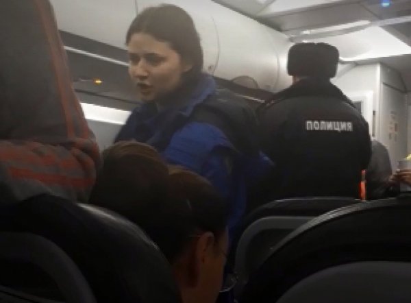 "Началась паника, все бледнели и зеленели": пассажиры авиарейса Москва-Дубай массово потеряли сознание
